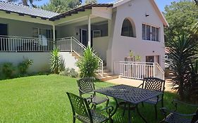 8 On Acacia Guesthouse